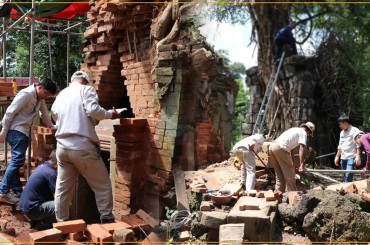 អាជ្ញាធរជាតិអប្សរាកំពុងជួសជុលប្រាសាទខ្នារផ្ទោលស្ថិតនៅក្នុងឃុំស្រែណូយ ស្រុកវ៉ារិន ខេត្តសៀមរាប